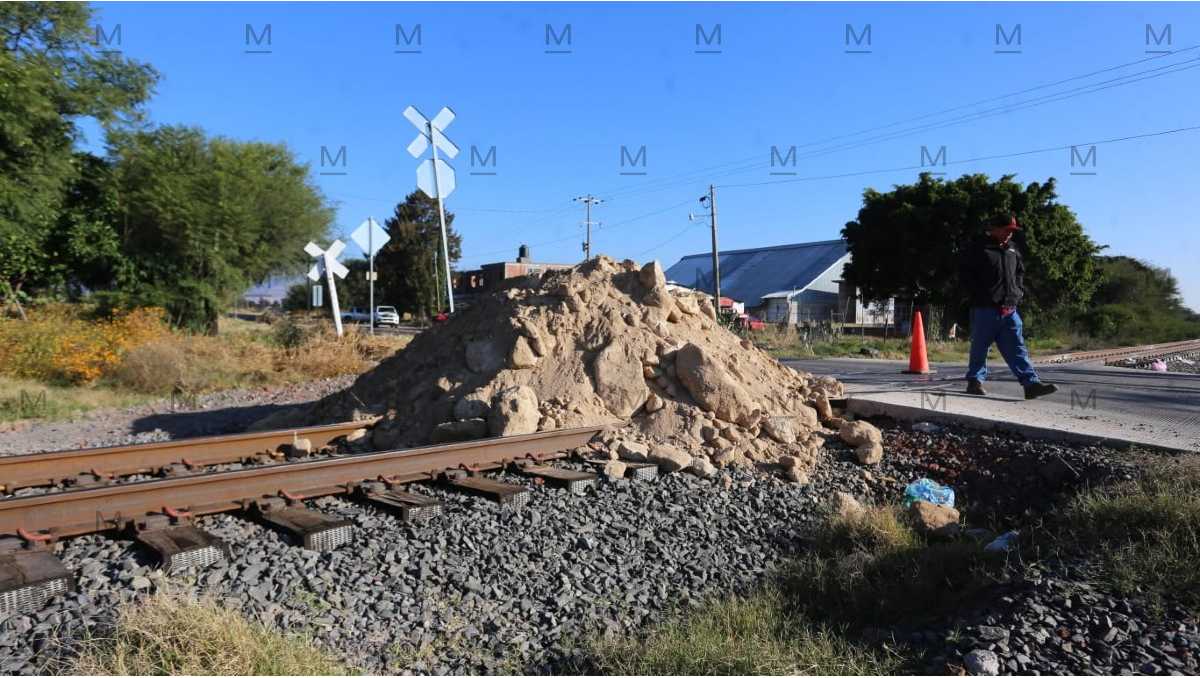 Productores agrícolas mantienen bloqueadas las vías del tren en Pénjamo, Guanajuato.