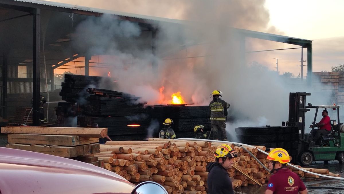 El siniestro comenzó en la calle Textil del Parque Industrial Escobedo | Agustín Martínez