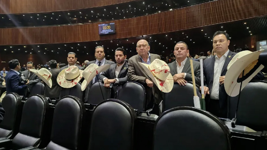 Con sombreros ensangrentados y veladoras, diputados rinden homenaje a Carlos Manzo