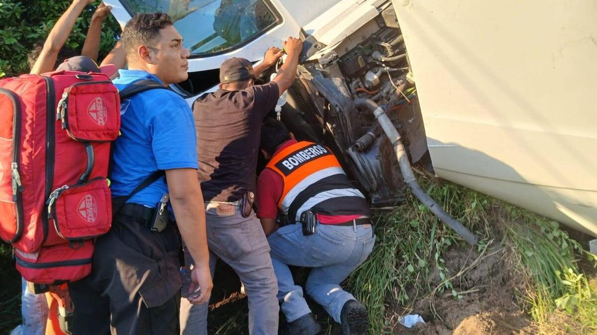 Los automovilistas rescataron primero al conductor de la unidad. | Foto: Especial