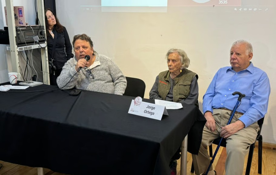 La autora con Jorge Ortega a su izquierda durante el anuncio de las obras ganadoras de su último concurso en julio de 2025. (Foto: Ulises Castellanos)