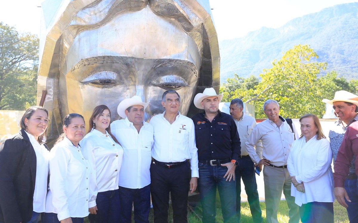 Autoridades junto a la Virgen de la Misericordia. | Cortesía