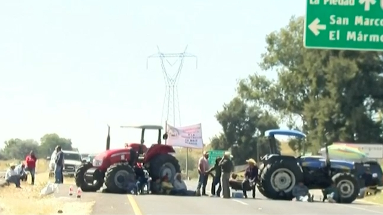 Bloqueos carreteros en Pénjamo alcanzan 20 horas; agricultores esperan acuerdos