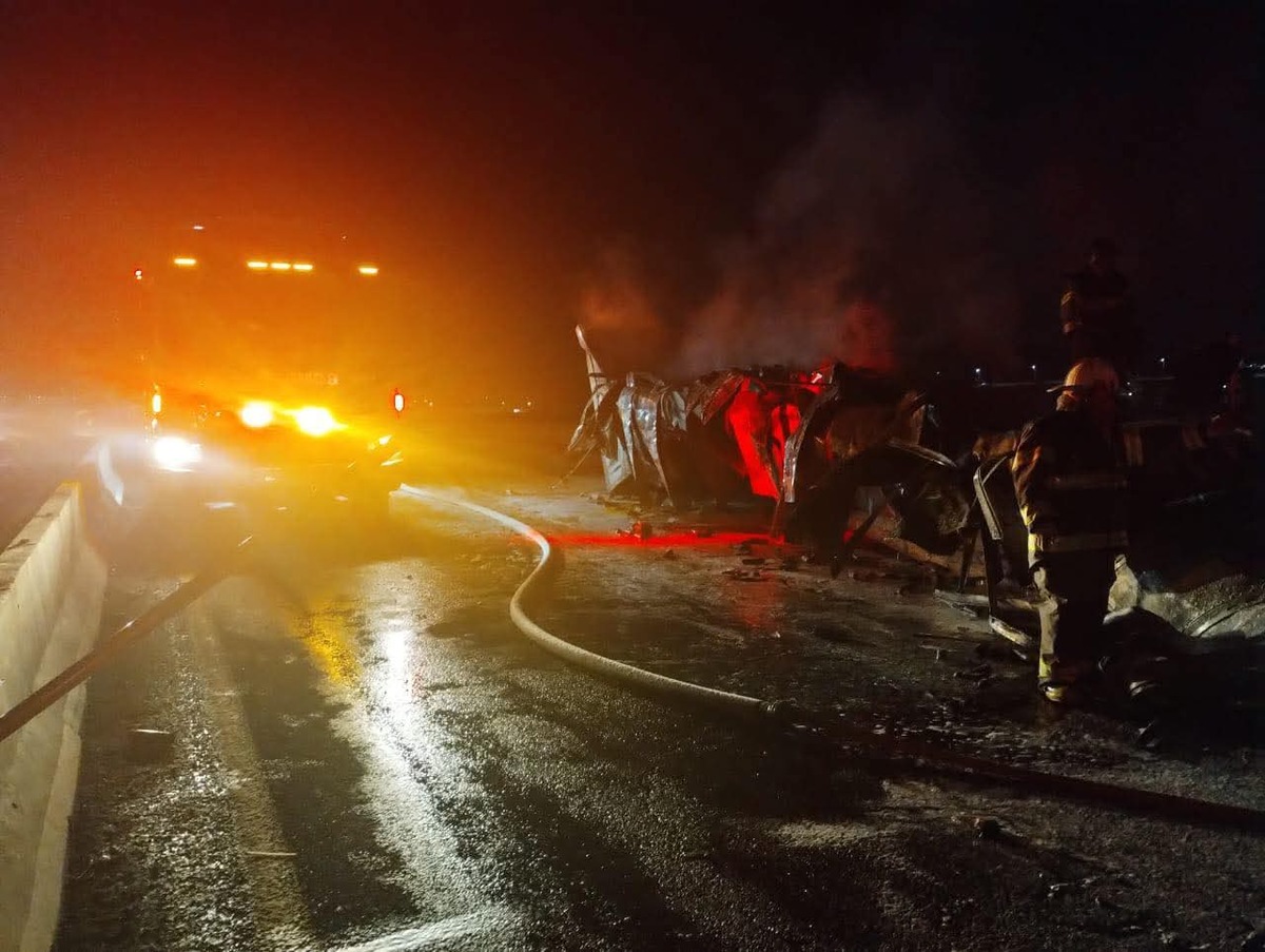 Bomberos sofocan el incendio de un tractocamión en el kilómetro 78 del Arco Norte