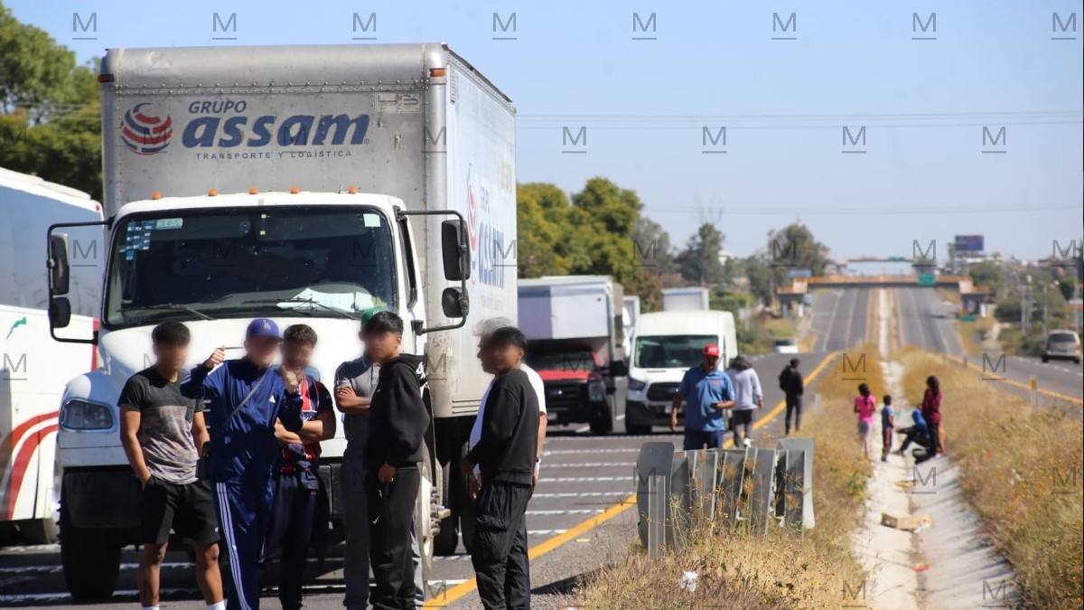 La carretera federal 90 Irapuato–Zapotlanejo continúa cerrada a la altura de la comunidad Churipitzeo.  | Dany Béjar.