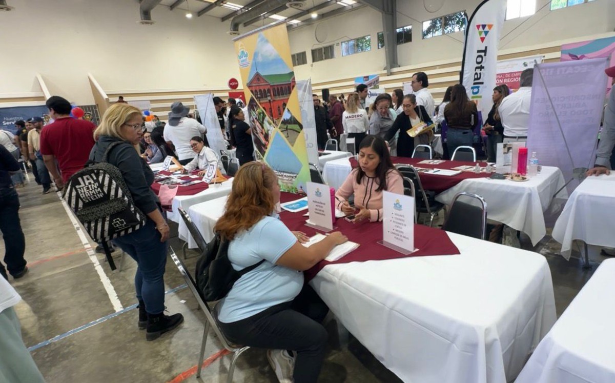 Decenas de personas acudieron desde temprana hora en busca de oportunidades en diversos sectores productivos. | Mario Juárez