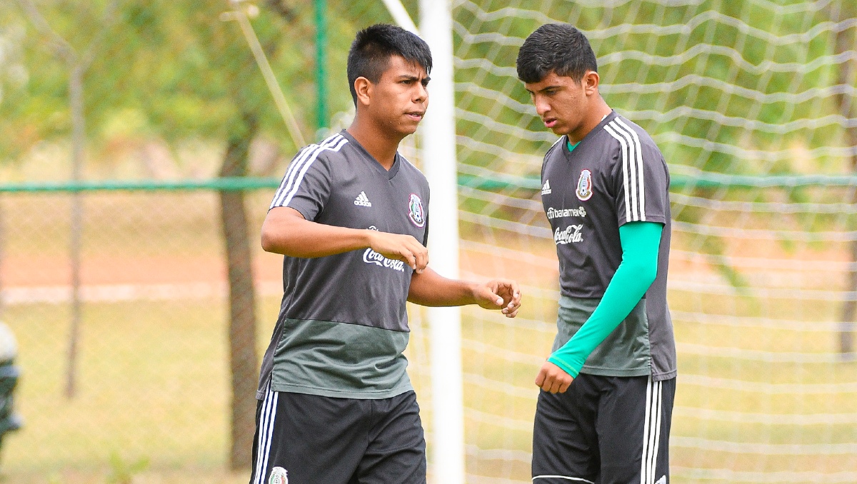 Efraín Álvarez y Bryan González preparan calzado especial para el partido ante Monterrey (Imago7)