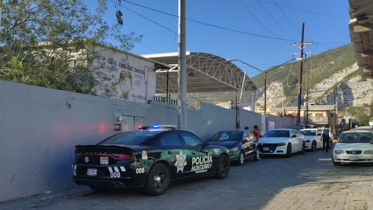 Elementos de seguridad y cuerpos de auxilio acudieron al plantel educativo tras el reporte. | Especial