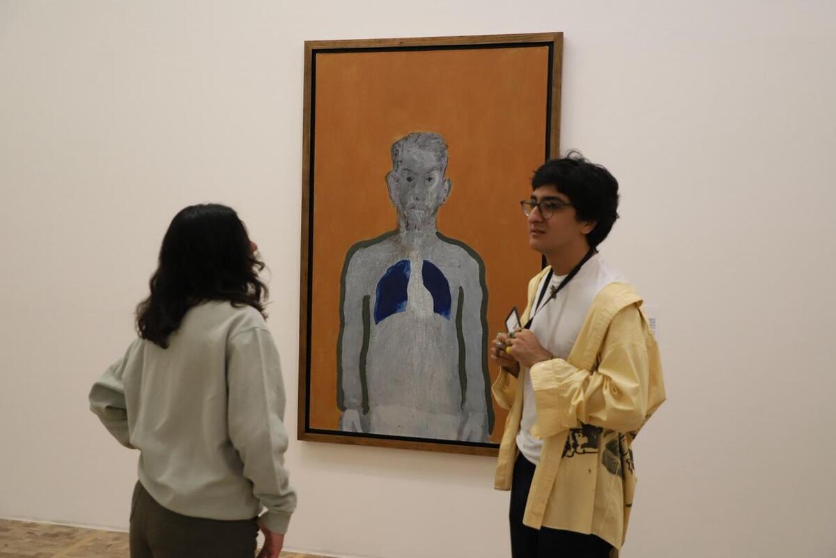 El especialista alabó la amplitud del espectro temático y técnico que los creadores están explorando con óleo, acrílico y textil. (Octavio Hoyos)