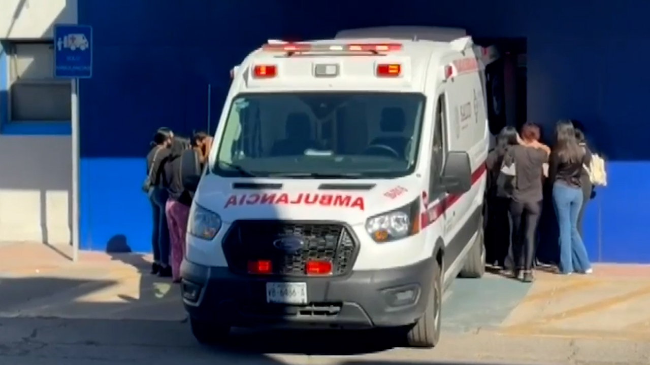 Joven herida en incendio de Waldo’s en Sonora viaja a EU; renuncia titular de PC