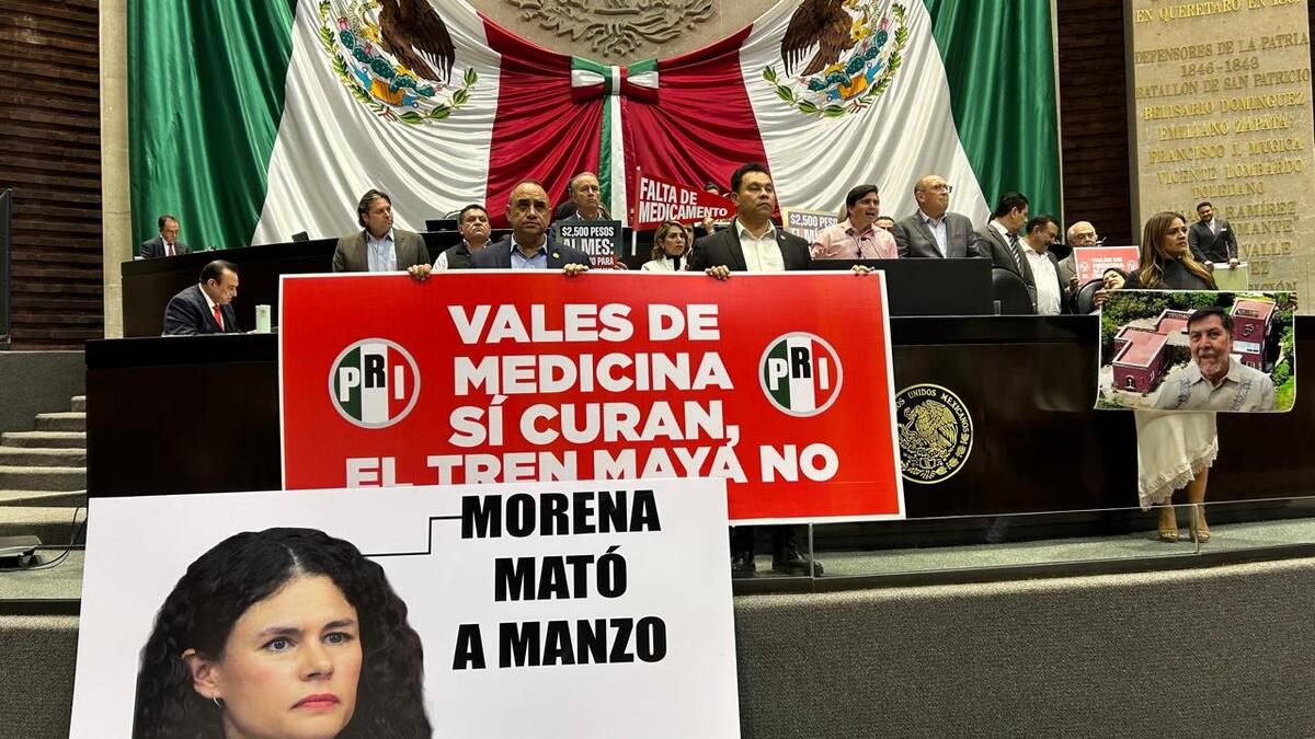 Legisladoras de Morena intentaron arrancar la lona colgándose literalmente de ella | Fernando Damián