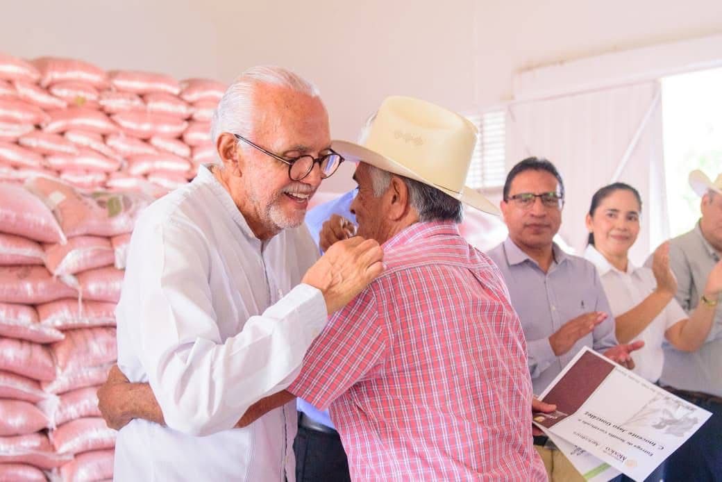 Miguel Ángel Navarro Quintero, durante un encuentro con productores agrícolas. | Especial