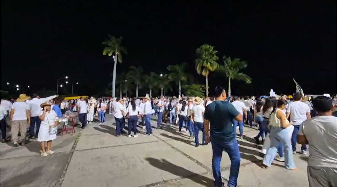 Las personas portaron prendas blancas y listones. | Captura de pantalla