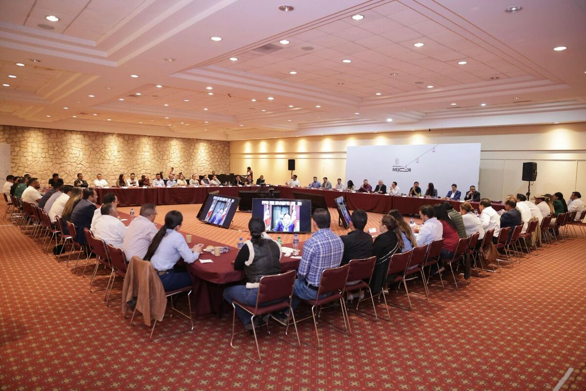 Alcaldes de Michoacán se reúnen con Segob.