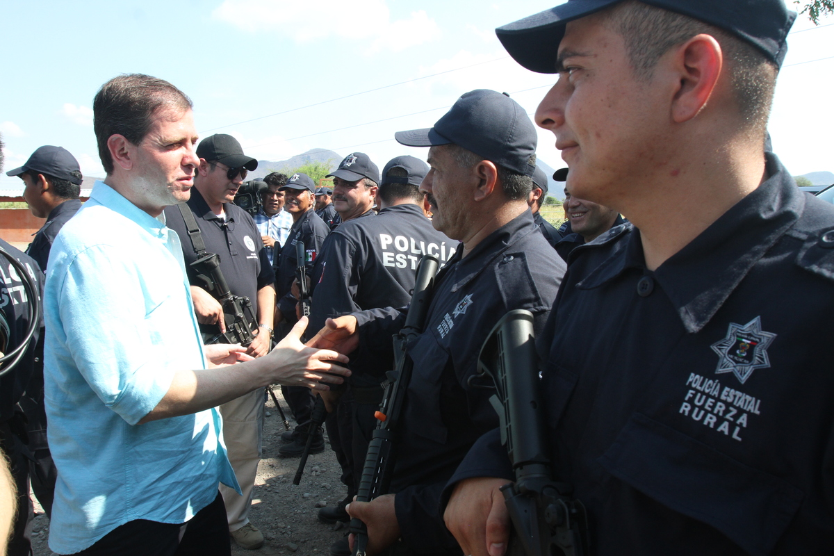 Alfredo Castillo uniformó y dotó de armamento a las nuevas policías rurales en La Ruana. | Jorge Carballo