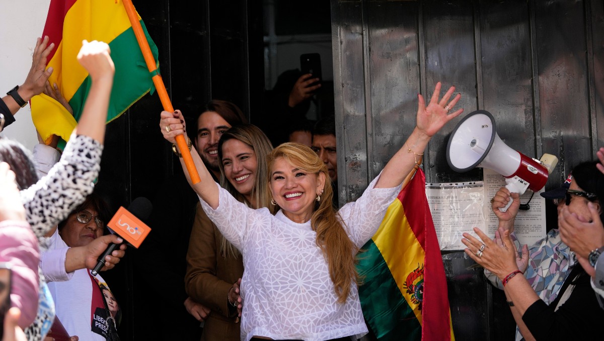 Áñez salió de la prisión de mujeres de Miraflores, con una bandera de Bolivia. | AP