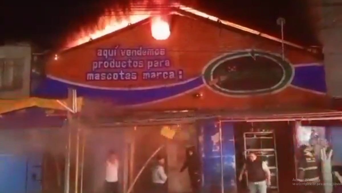 Bomberos trabajan en el incendio de la colonia Morelos en CdMx | Captura de pantalla