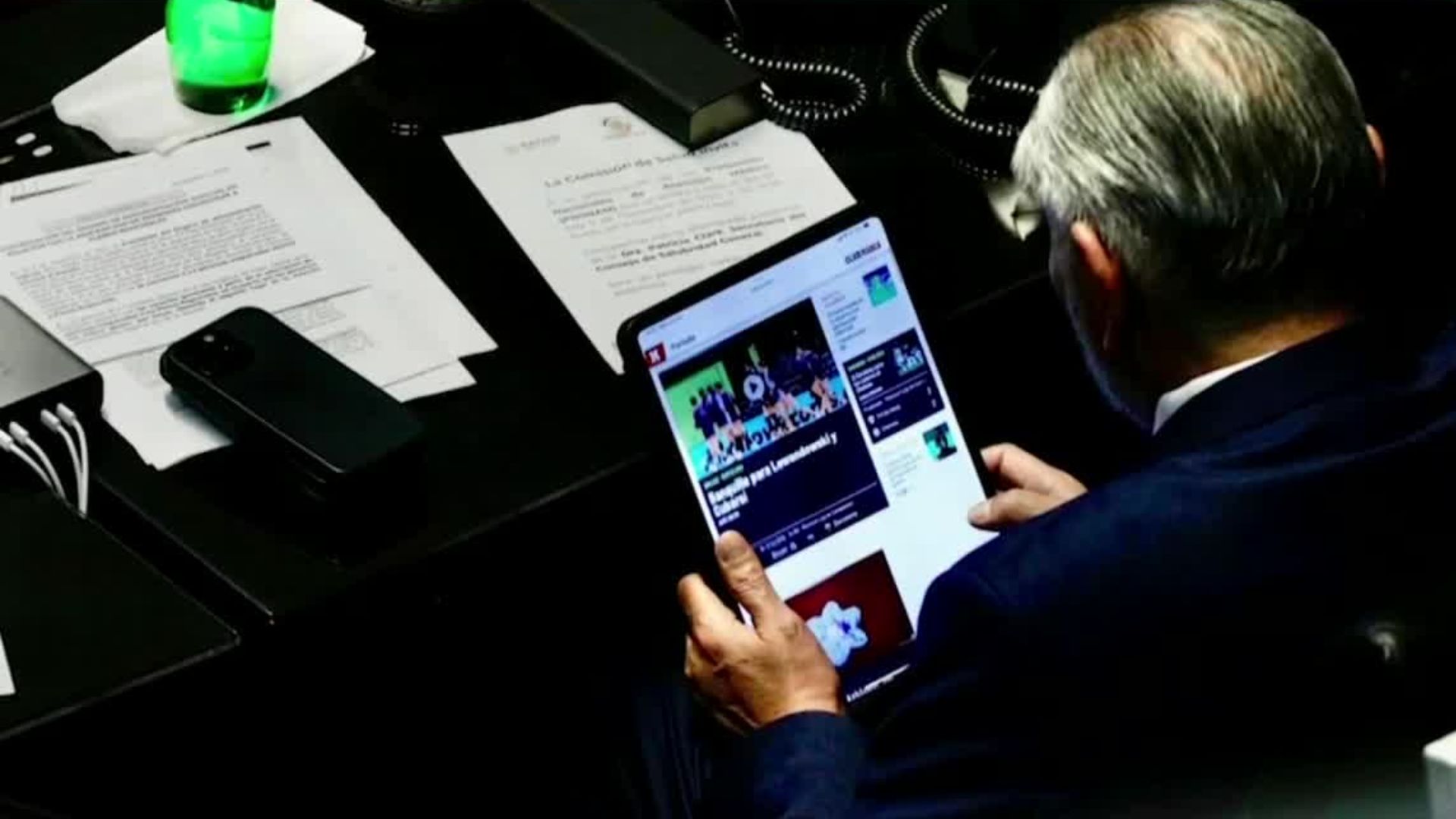 Captan, una vez más, a Adán Augusto López mirando noticias de deportes en el Senado