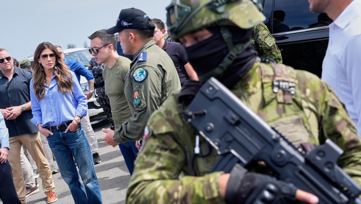 Daniel Noboa recibió a Kristi Noem en el aeropuerto Ulpiano Páez, en Ecuador. | AP