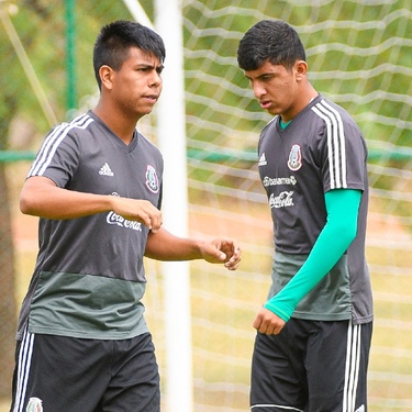Efraín Álvarez y Bryan 'Cotorro' González han encargado un diseño especial en su calzado para el partido ante Monterrey