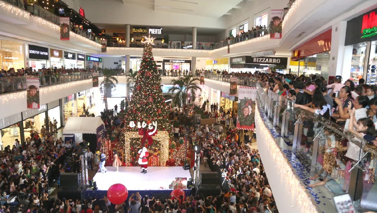 Encendido de pino navideño en Altama. (Yazmín Sánchez)