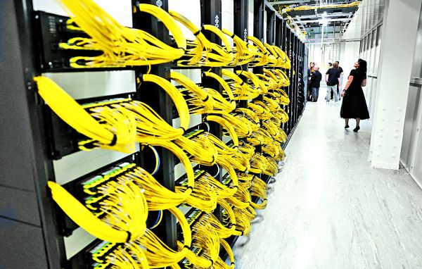 Las firmas de tecnología invierten miles de millones de dólares en la construcción de nuevos complejos. Toby Melville/Reuters