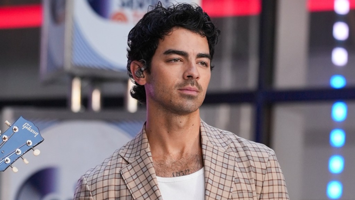 Joe Jonas confiesa que los carteles de sus fans lo distraen en pleno concierto; "Creo que es divertido"