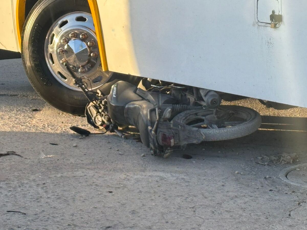 El motociclista quedó tendido sobre la carpeta asfáltica y fue auxiliado por paramédicos de la Cruz Roja Mexicana.| Archivo