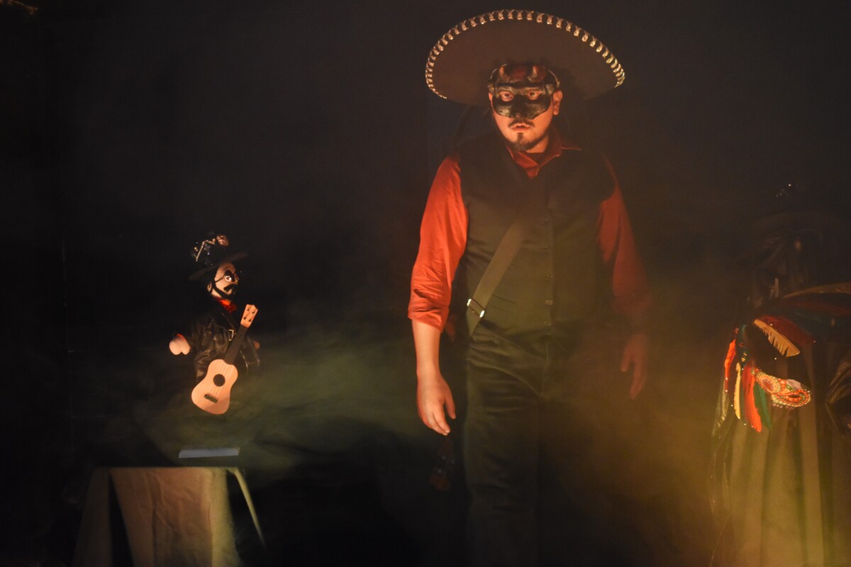 En la obra se aborda la leyenda del charro negro, que tiene que reclutar a jóvenes por medio de ofertas falsas de trabajo. (Foto: Eder Zárate)
