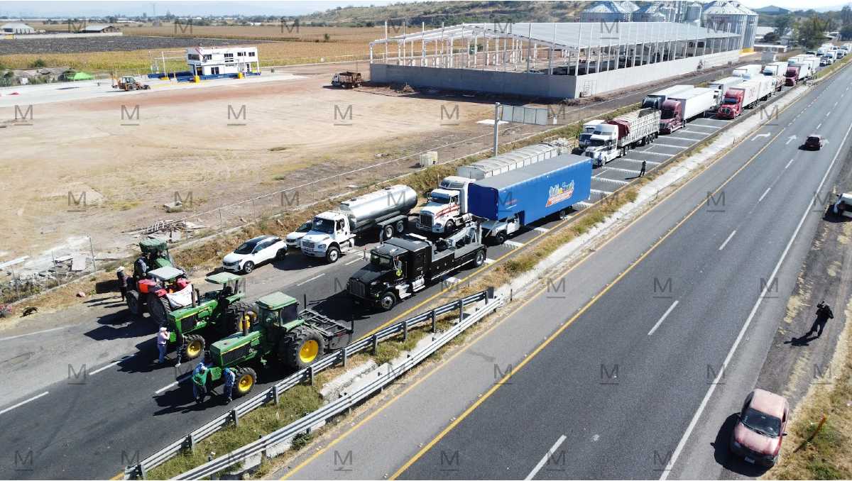 Productores de Celaya y zona sur del estado se movilizan a la empresa Maseca en la carretera León – Silao para reforzar el bloqueo. | Dany Béjar.