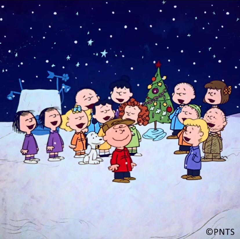 Snoopy y Charlie Brown dan inicio a la época navideña con su árbol temático de Peanuts. | Especial