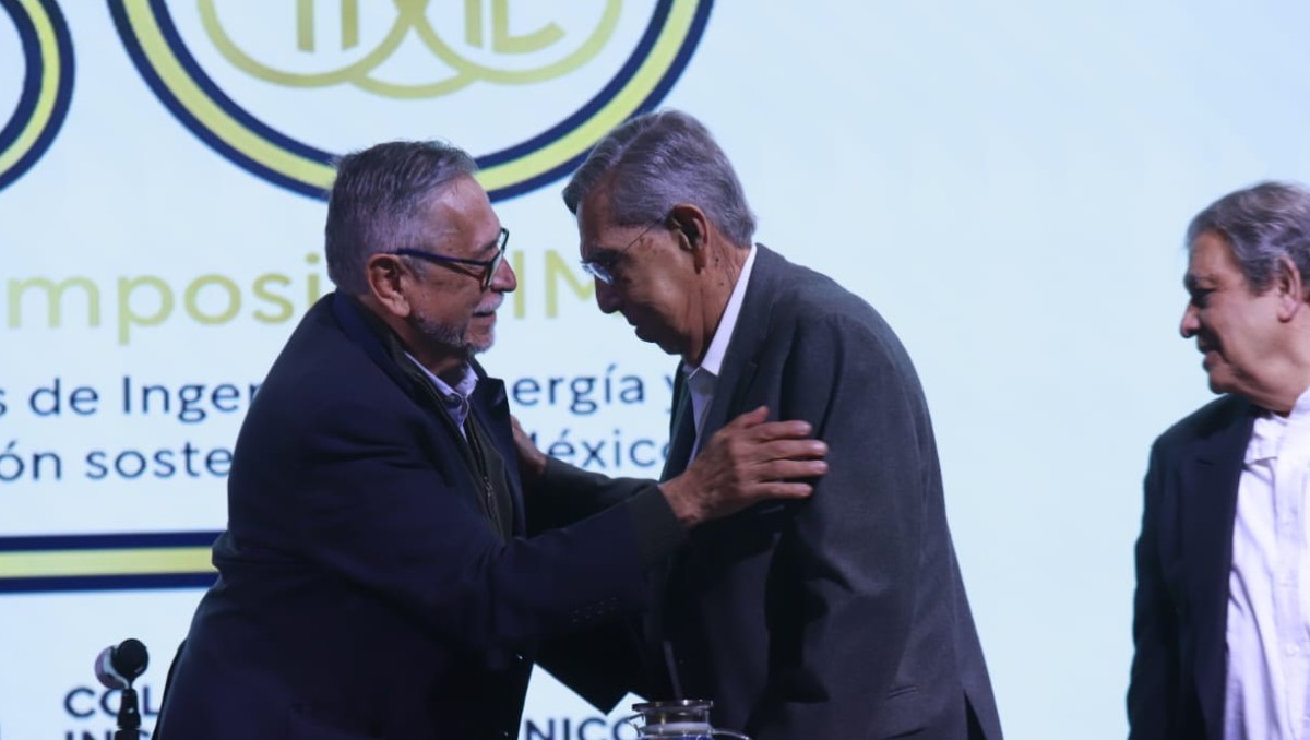 El subsecretario y Cuauhtémoc Cárdenas participaron en Simposio del Colegio de Ingenieros Mecánicos Electricistas. Foto: Juan Carlos Bautista