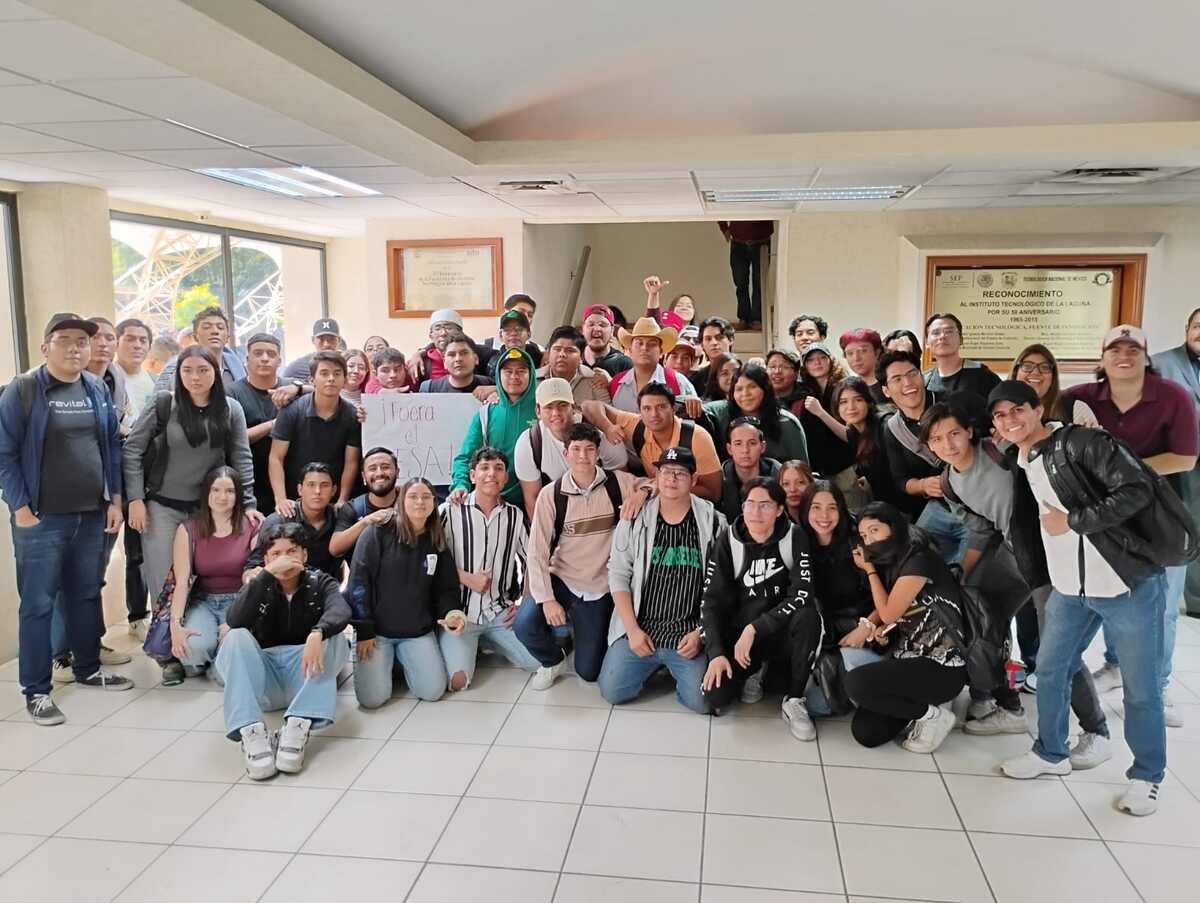 En Torreón, alumnos del Tec Laguna se manifiestan. (Alejandro Alvarado)