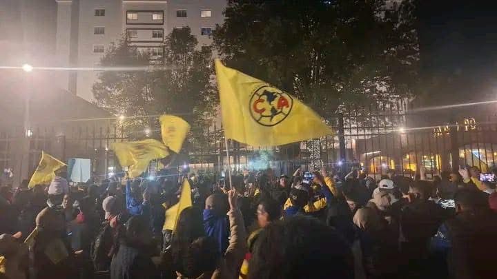 Los aficionados del América se hicieron presentes afuera del hotel para llevar serenata. (Foto: especial)