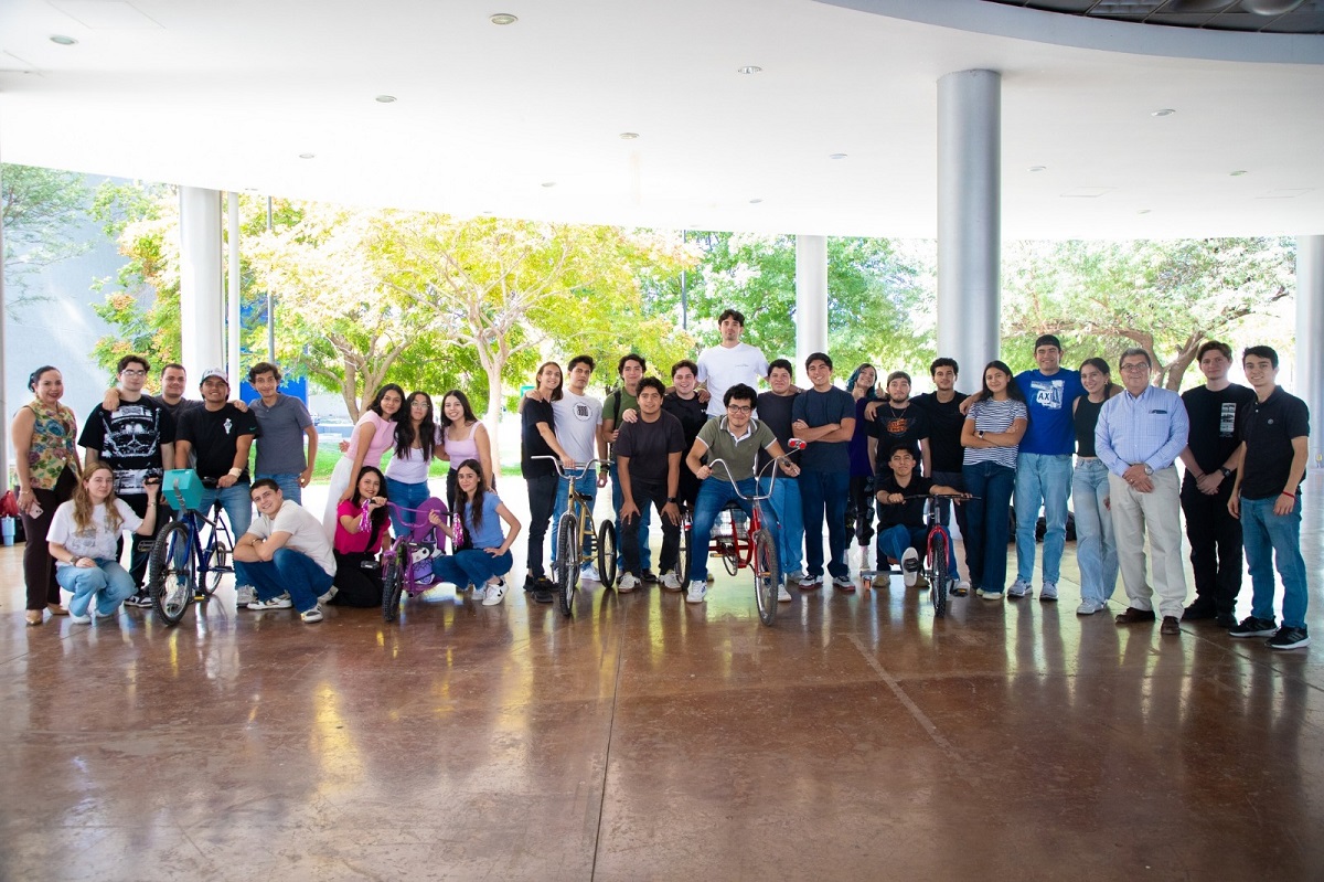 Alumnos con sus triciclos. (cortesía)