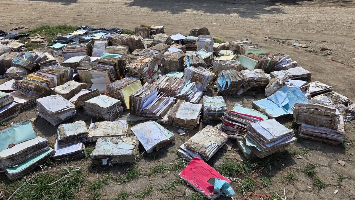 Las autoridades sacaron al sol los documentos para que se secaran. | Isabel Zamudio.