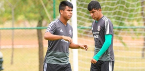 Efraín Álvarez y Bryan 'Cotorro' González han encargado un diseño especial en su calzado para el partido ante Monterrey