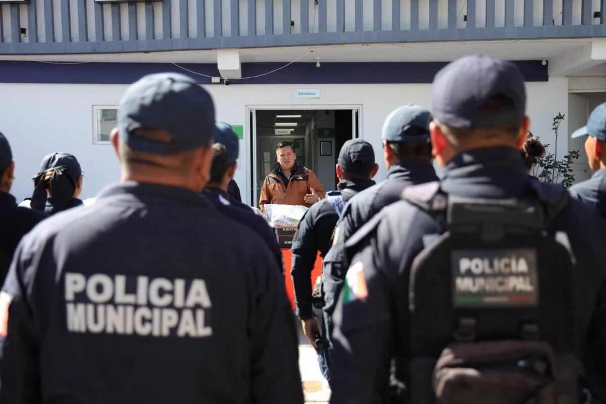 Entrega de nuevo equipamiento a los elementos de la Dirección de Seguridad Pública. (Cortesía)