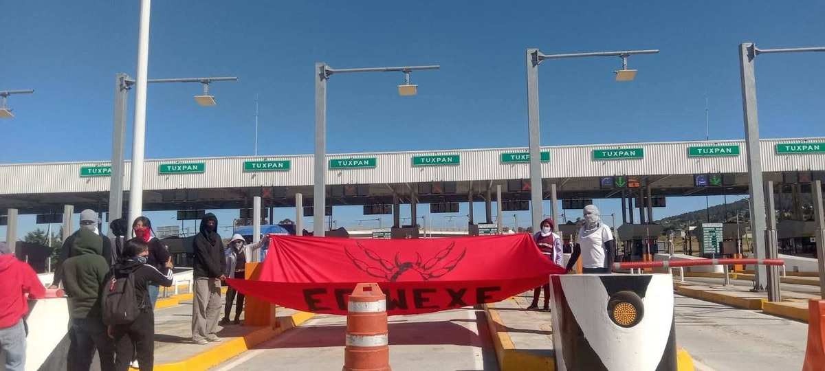 Estudiantes realizaron un bloqueo parcial sobre la carretera México–Tuxpan. (Guadalupe Trejo)