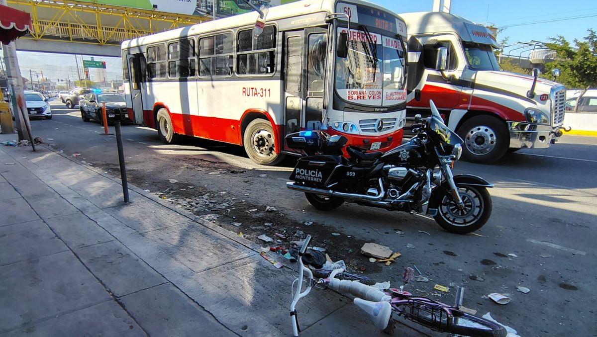 El extranjero, a bordo de una bici juvenil rodada 16, se dirigía a su centro de trabajo en una gasolinera. | Foto: Agustín Martínez
