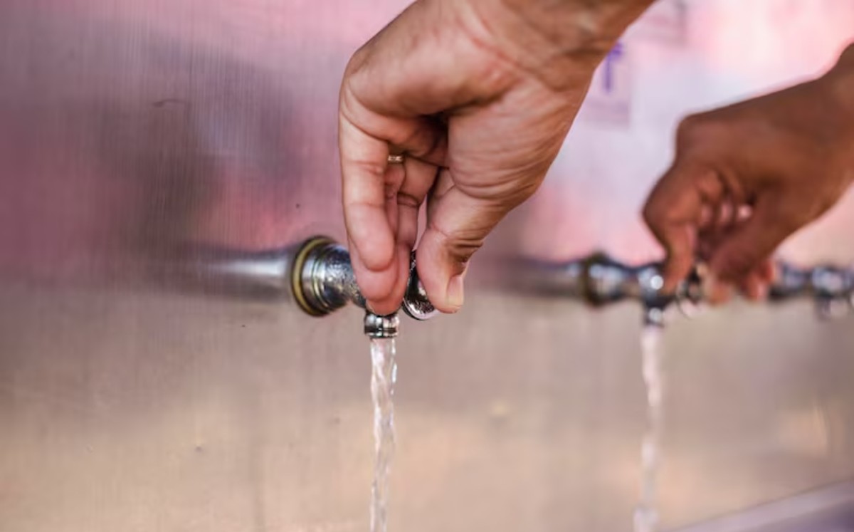 Factores externos como apagones eléctricos o fallas en el sistema de bombeo pueden provocar interrupciones imprevistas. | Freepik