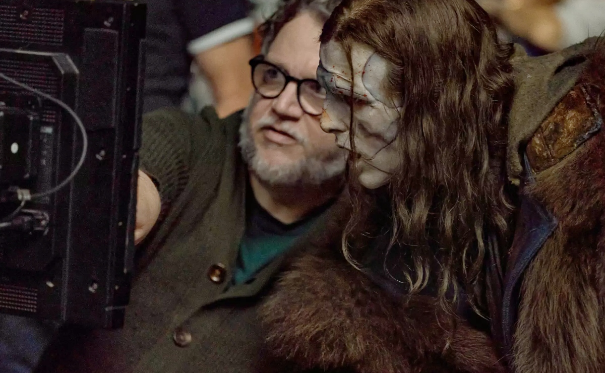 Guillermo del Toro y Jacob Elordi en el set de ‘Frankenstein’. (Netflix)