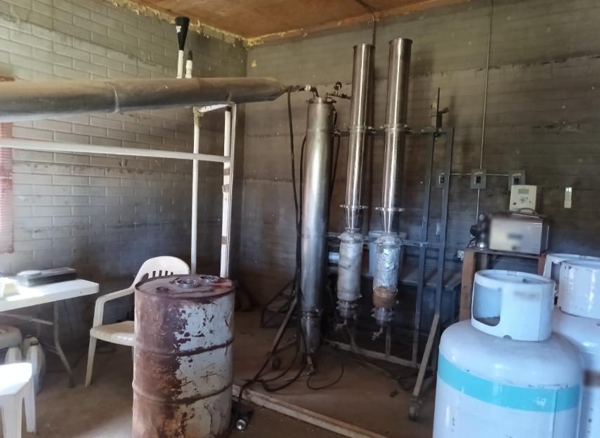 Laboratorio clandestino desmantelado en Badiraguato, Sinaloa, con aseguramiento de drogas y equipo para procesamiento. | Especial