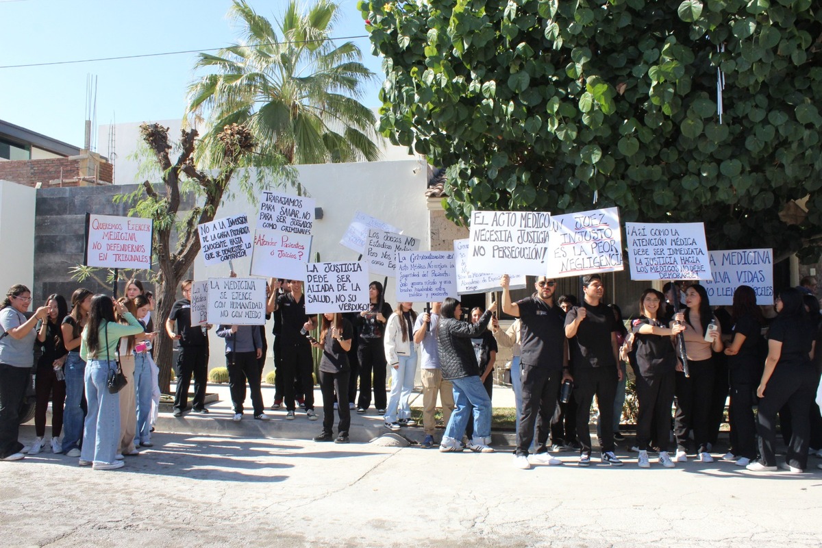 En La Laguna, médicos protestan por criminalización del acto médico. (Roberto Amaya)