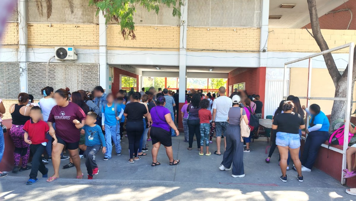 Padres de familia acudieron por sus hijos a la Escuela Secundaria número 12 "Revolución Mexicana". | Agustín Martínez