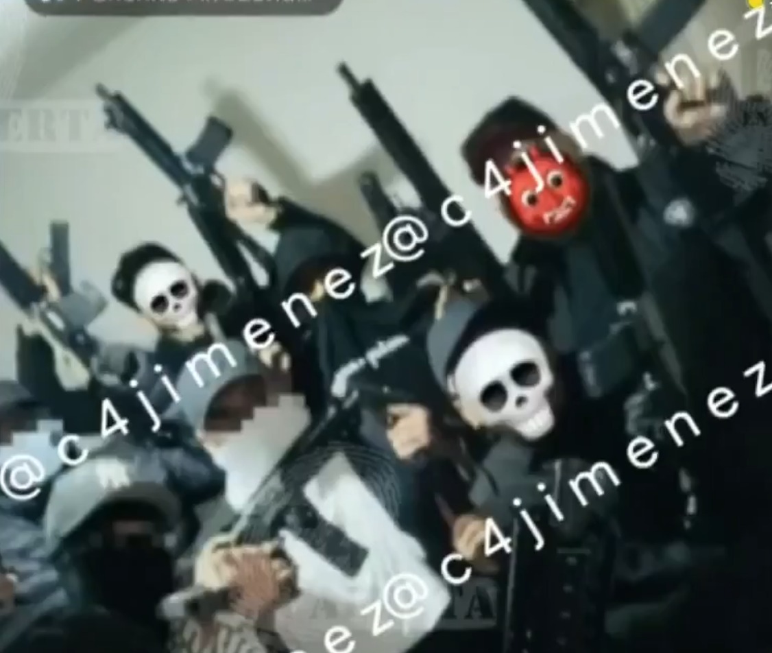 El presunto delincuente comparte fotografías de sus reuniones y armas que portan. (Foto: especial)