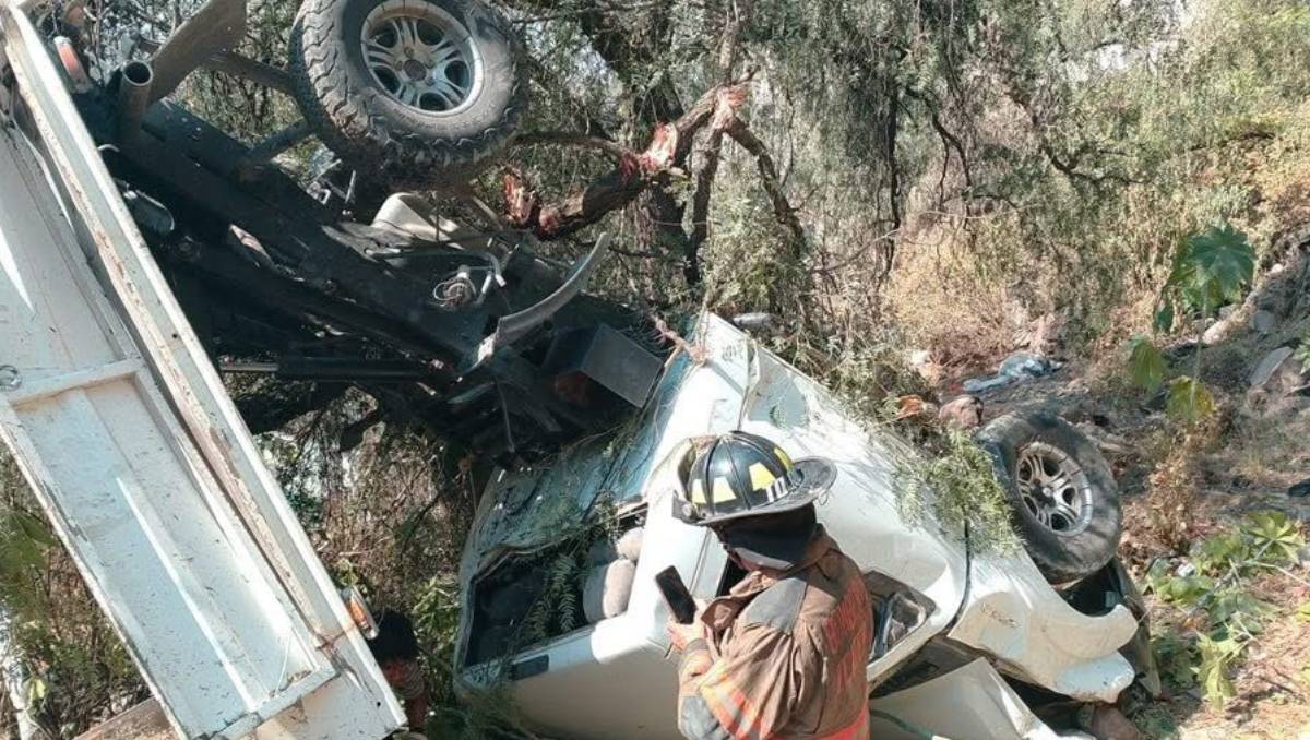 Trabajadores laboran para retirará la unidad volcada y no se reportan daños en viviendas. Foto: Juan Camacho