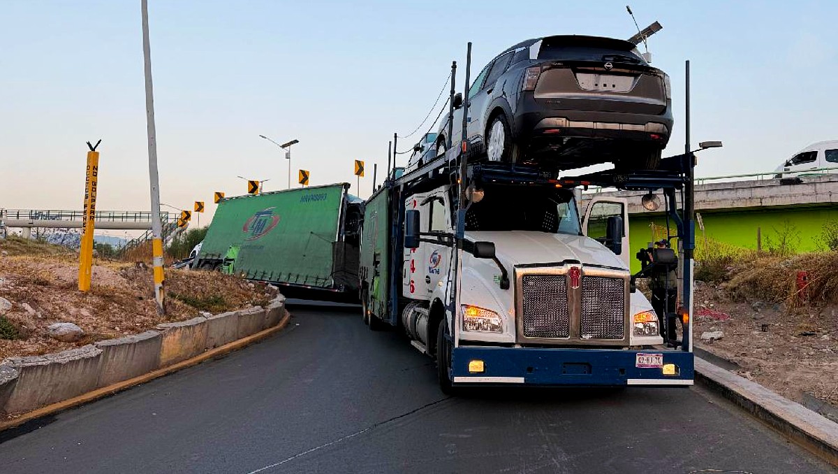 Tráiler nodriza vuelca en autopista Morelia-Salamanca | Archivo