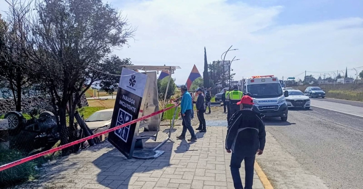 Accidente entre dos autos acaba con parador incluyente. (Guadalupe Trejo)