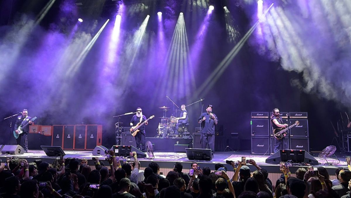 La agrupación, fiel a su estilo, combinó crítica social con sarcasmo y una energía desbordante. Especial